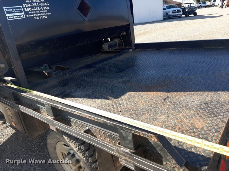 image for item NV9322 2005 Chevrolet Silverado 2500HD  flatbed pickup truck