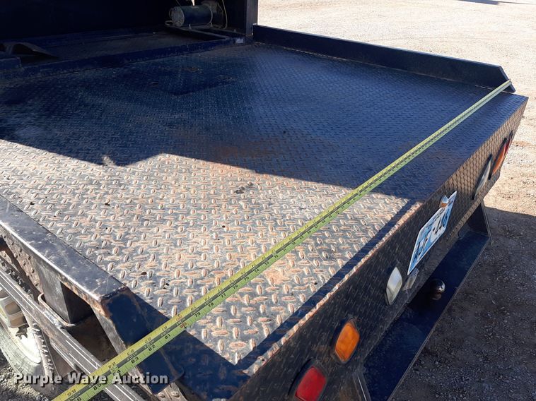 image for item NV9322 2005 Chevrolet Silverado 2500HD  flatbed pickup truck