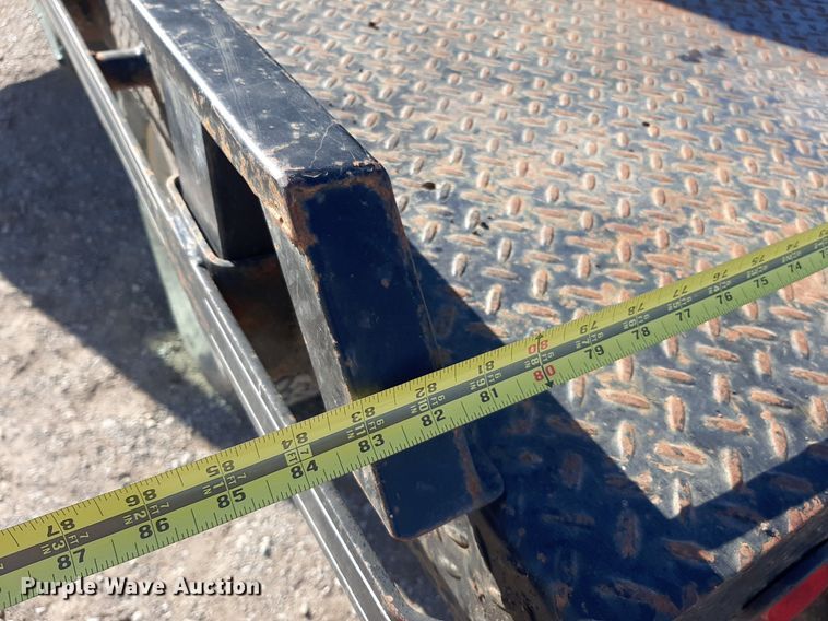 image for item NV9322 2005 Chevrolet Silverado 2500HD  flatbed pickup truck