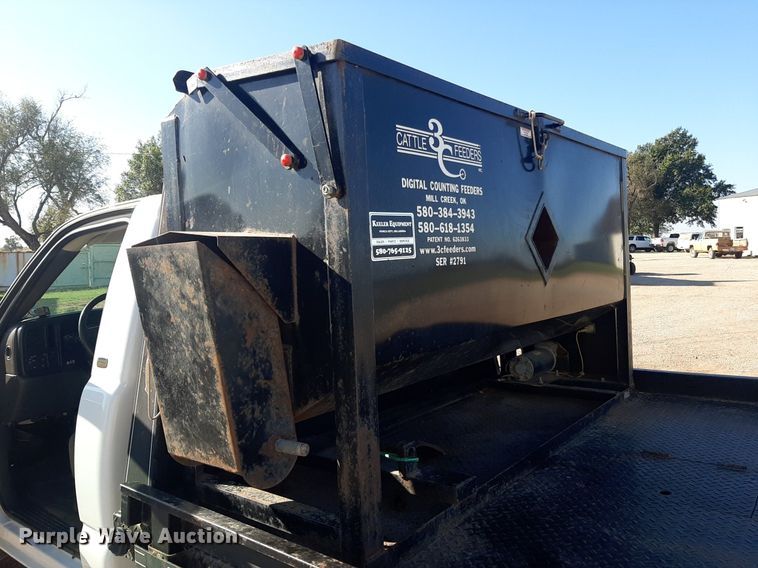 image for item NV9322 2005 Chevrolet Silverado 2500HD  flatbed pickup truck