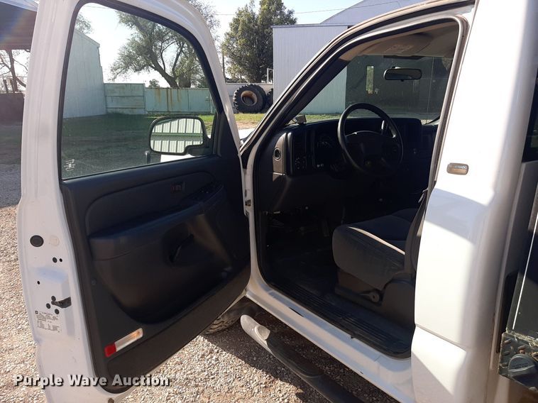 image for item NV9322 2005 Chevrolet Silverado 2500HD  flatbed pickup truck