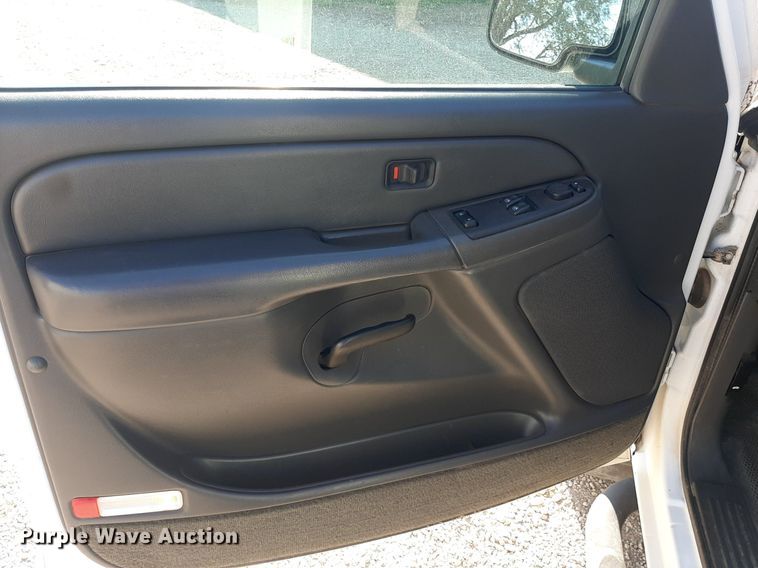 image for item NV9322 2005 Chevrolet Silverado 2500HD  flatbed pickup truck