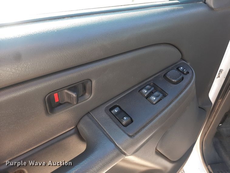 image for item NV9322 2005 Chevrolet Silverado 2500HD  flatbed pickup truck