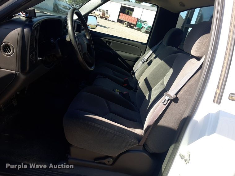 image for item NV9322 2005 Chevrolet Silverado 2500HD  flatbed pickup truck