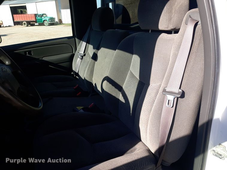 image for item NV9322 2005 Chevrolet Silverado 2500HD  flatbed pickup truck