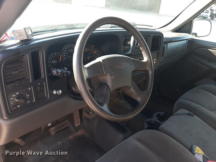 image for item NV9322 2005 Chevrolet Silverado 2500HD  flatbed pickup truck