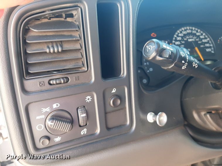 image for item NV9322 2005 Chevrolet Silverado 2500HD  flatbed pickup truck