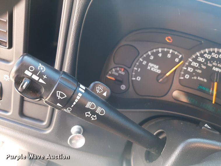 image for item NV9322 2005 Chevrolet Silverado 2500HD  flatbed pickup truck