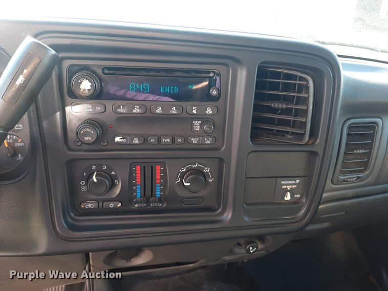 image for item NV9322 2005 Chevrolet Silverado 2500HD  flatbed pickup truck