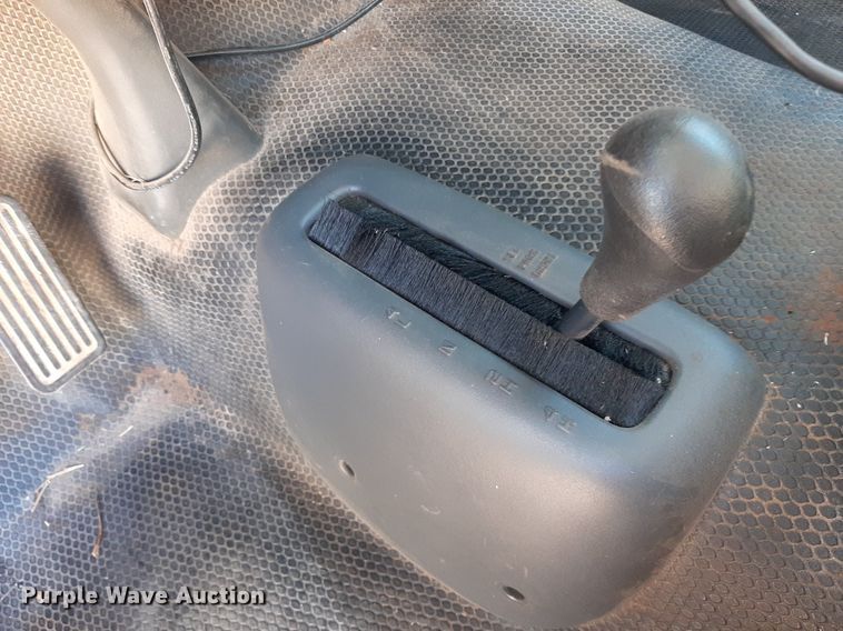 image for item NV9322 2005 Chevrolet Silverado 2500HD  flatbed pickup truck