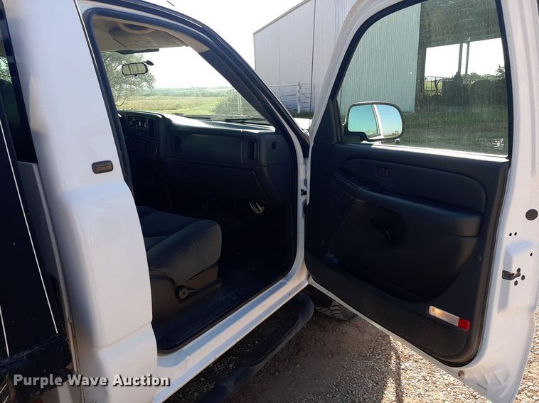 image for item NV9322 2005 Chevrolet Silverado 2500HD  flatbed pickup truck