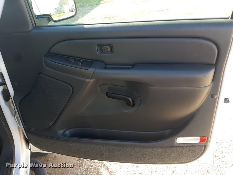 image for item NV9322 2005 Chevrolet Silverado 2500HD  flatbed pickup truck