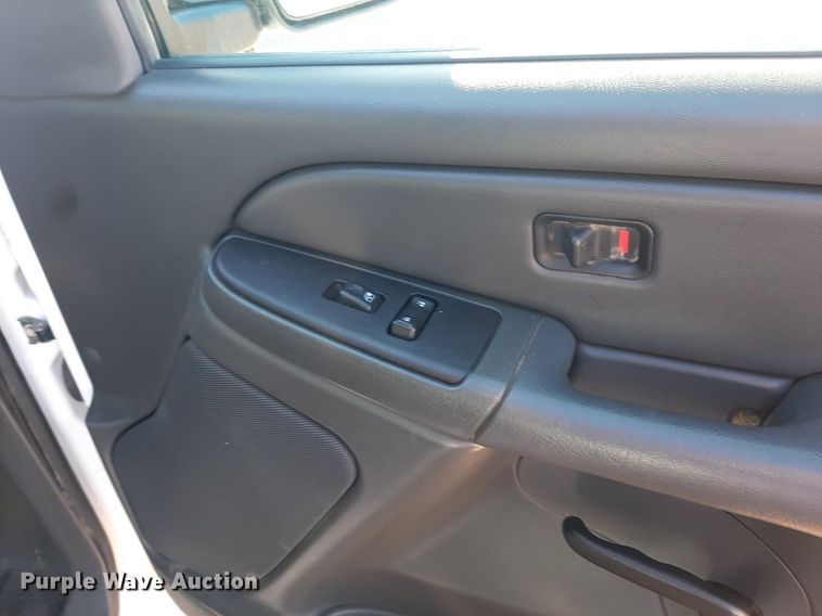 image for item NV9322 2005 Chevrolet Silverado 2500HD  flatbed pickup truck