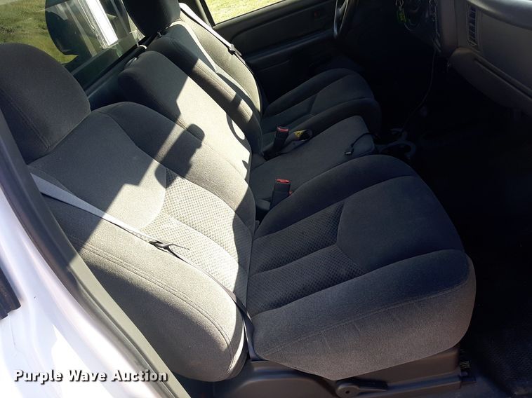 image for item NV9322 2005 Chevrolet Silverado 2500HD  flatbed pickup truck