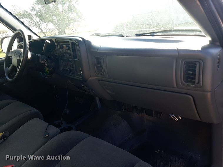 image for item NV9322 2005 Chevrolet Silverado 2500HD  flatbed pickup truck