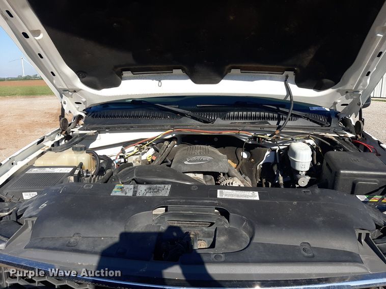 image for item NV9322 2005 Chevrolet Silverado 2500HD  flatbed pickup truck