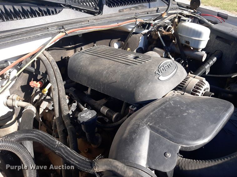 image for item NV9322 2005 Chevrolet Silverado 2500HD  flatbed pickup truck