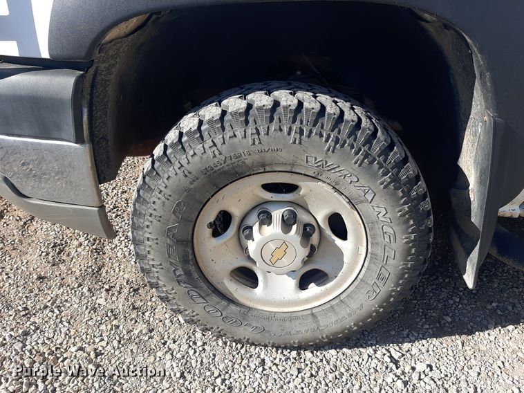 image for item NV9322 2005 Chevrolet Silverado 2500HD  flatbed pickup truck