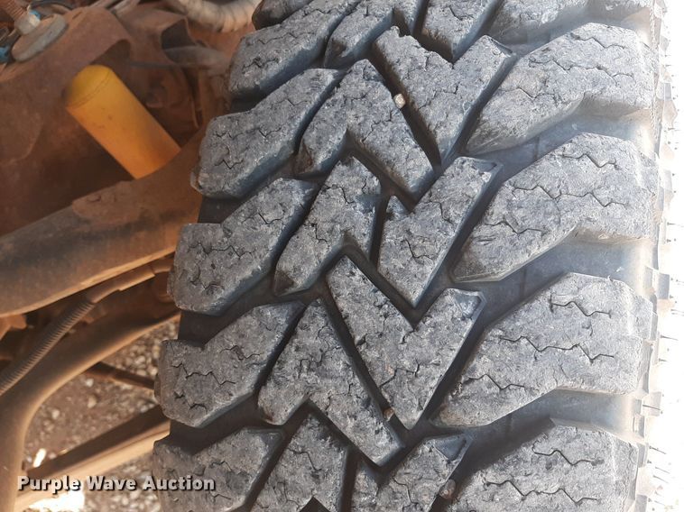 image for item NV9322 2005 Chevrolet Silverado 2500HD  flatbed pickup truck