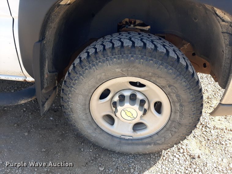 image for item NV9322 2005 Chevrolet Silverado 2500HD  flatbed pickup truck