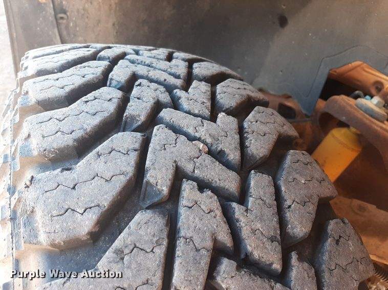 image for item NV9322 2005 Chevrolet Silverado 2500HD  flatbed pickup truck