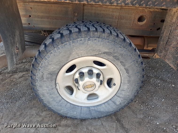 image for item NV9322 2005 Chevrolet Silverado 2500HD  flatbed pickup truck