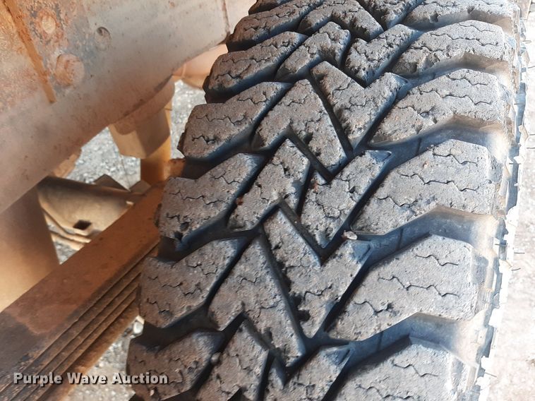 image for item NV9322 2005 Chevrolet Silverado 2500HD  flatbed pickup truck