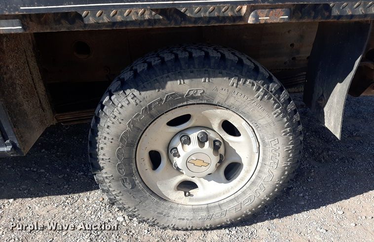 image for item NV9322 2005 Chevrolet Silverado 2500HD  flatbed pickup truck