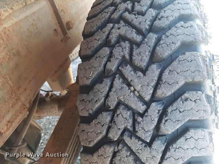 image for item NV9322 2005 Chevrolet Silverado 2500HD  flatbed pickup truck