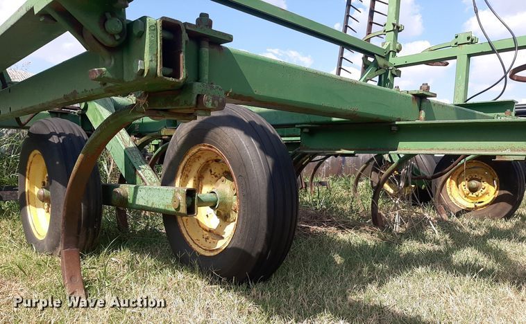 image for item OF9455 John Deere 1600  chisel