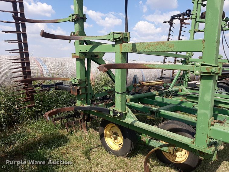 image for item OF9455 John Deere 1600  chisel