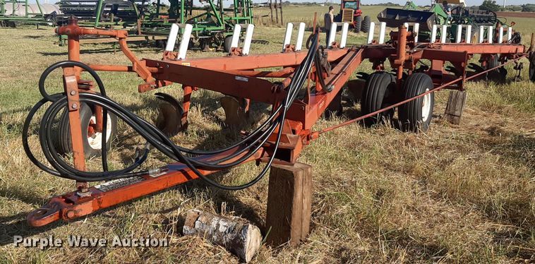 image for item OF9457 International 800  10 bottom plow