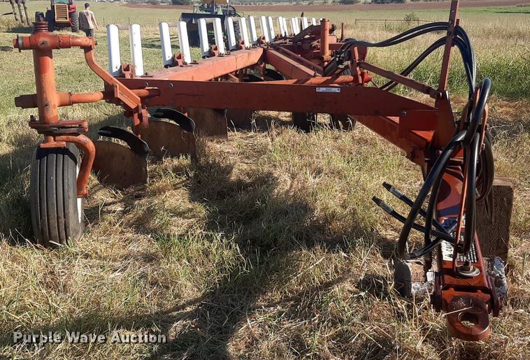 image for item OF9457 International 800  10 bottom plow