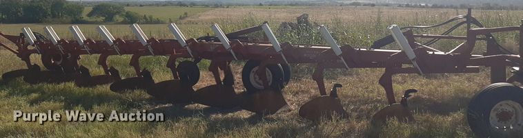 image for item OF9457 International 800  10 bottom plow