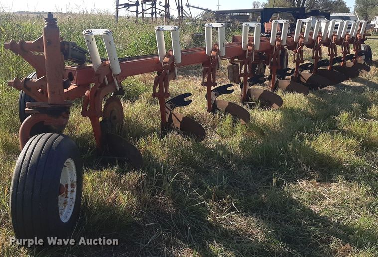 image for item OF9457 International 800  10 bottom plow