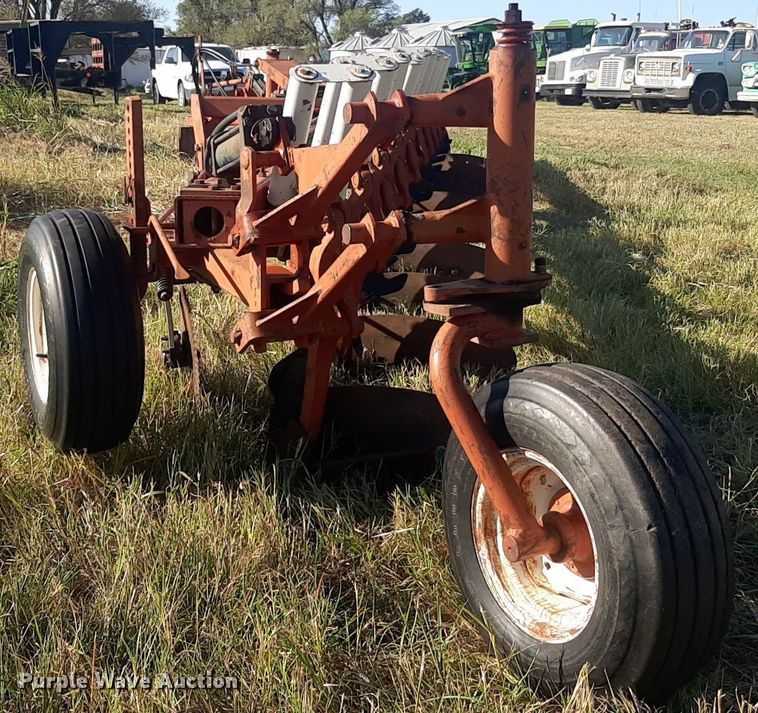 image for item OF9457 International 800  10 bottom plow