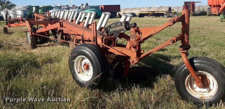 image for item OF9457 International 800  10 bottom plow