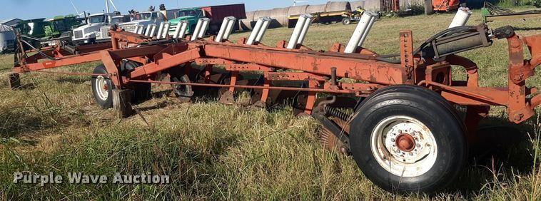 image for item OF9457 International 800  10 bottom plow