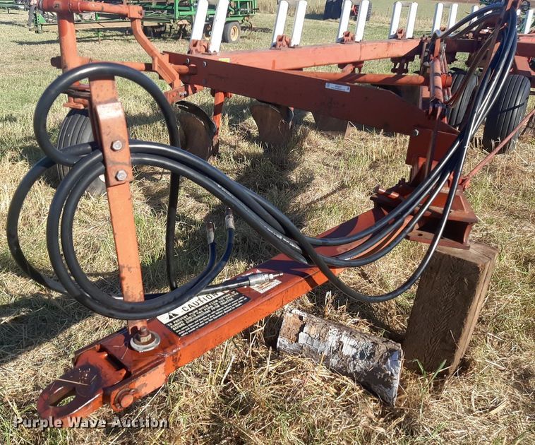 image for item OF9457 International 800  10 bottom plow