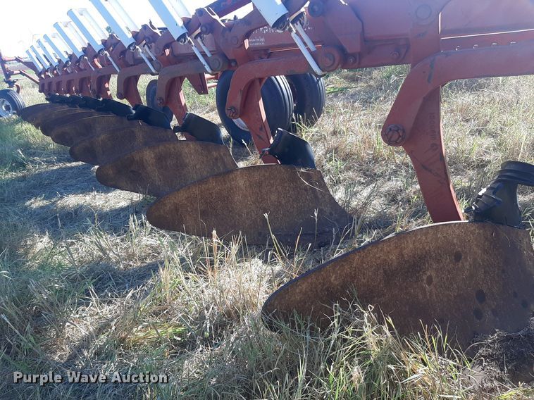 image for item OF9457 International 800  10 bottom plow