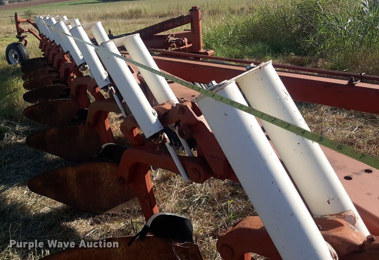 image for item OF9457 International 800  10 bottom plow