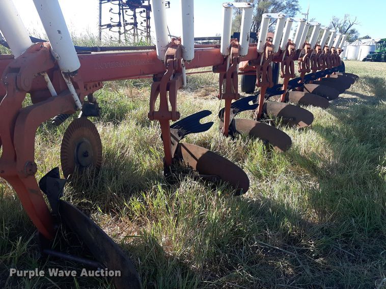 image for item OF9457 International 800  10 bottom plow