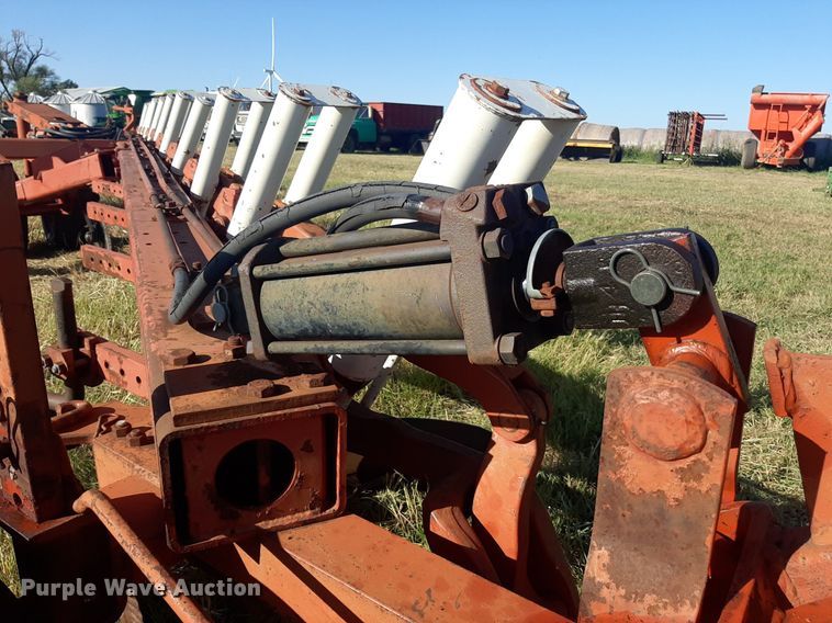 image for item OF9457 International 800  10 bottom plow