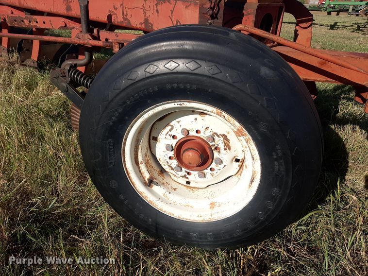 image for item OF9457 International 800  10 bottom plow