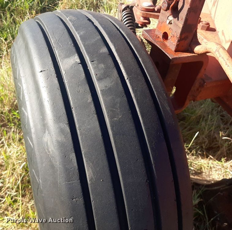 image for item OF9457 International 800  10 bottom plow