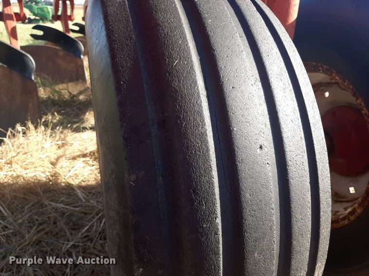 image for item OF9457 International 800  10 bottom plow