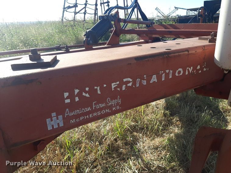 image for item OF9457 International 800  10 bottom plow