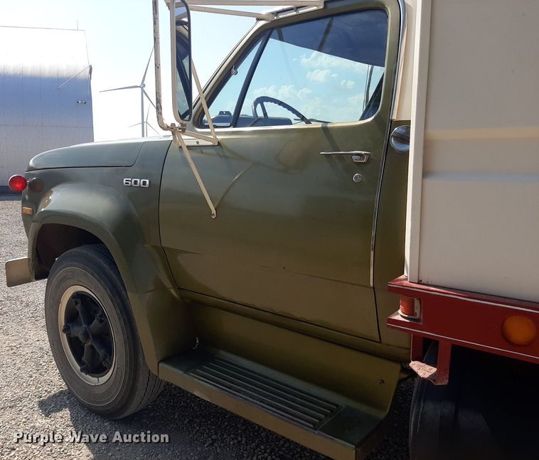 image for item OF9507 1974 Dodge D600  grain truck