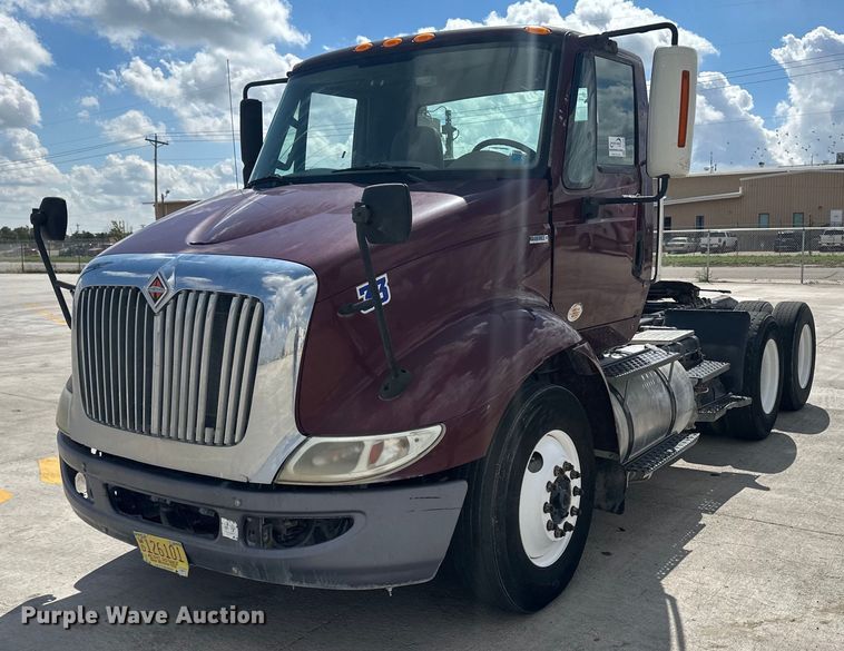 image for item DH1808 2011 International 8600  semi truck