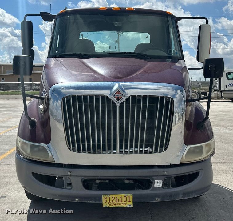 image for item DH1808 2011 International 8600  semi truck